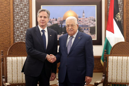 الرئيس عباس يجتمع مع وزير الخارجية الأميركي