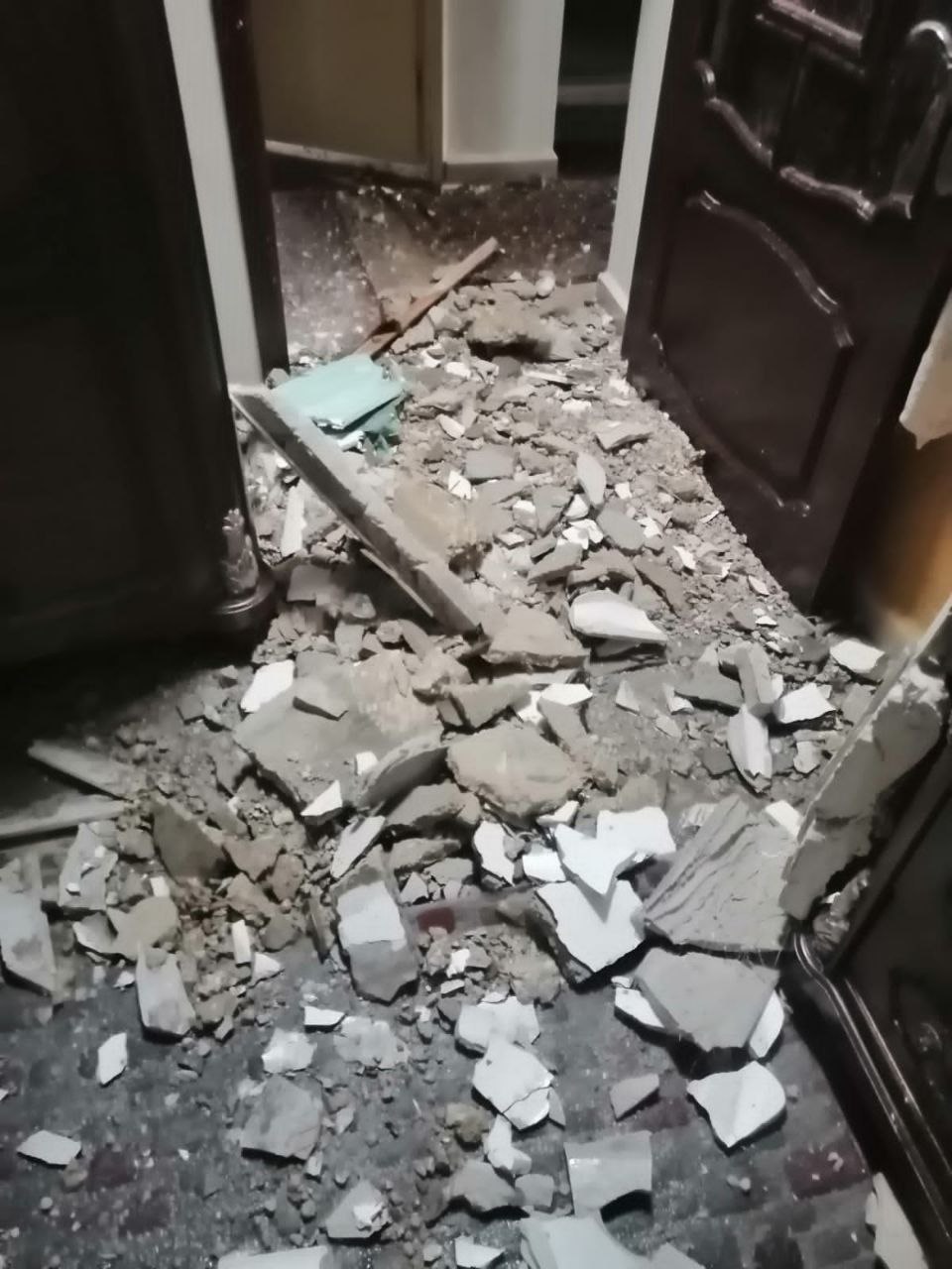 بالصور- أضرار لحقت بمنزل مواطن في الخيام جراء القصف الإسرائيلي