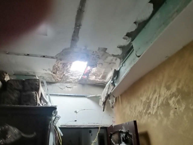بالصور- أضرار لحقت بمنزل مواطن في الخيام جراء القصف الإسرائيلي