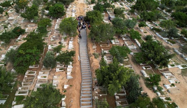 "أدلّة بالأقمار الصناعية"... الاحتلال يدمّر مقابر في غزّة!