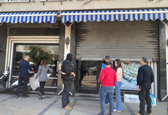 بالفيديو: إقفال محل شهير لبيع الحلويات بالشمع الأحمر في صيدا!