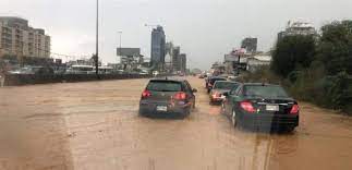 بالفيديو والصور: الأمطار تُغرق طرقات لبنان وتحول شوارعه الى مستنقعات