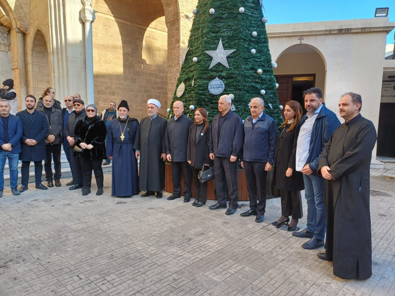 وقفة تضامنية استنكاراً لحرق شجرة الميلاد في الزاهرية ... الشريف: تاريخ طرابلس يشهد أنّها مدينة العيش الواحد
