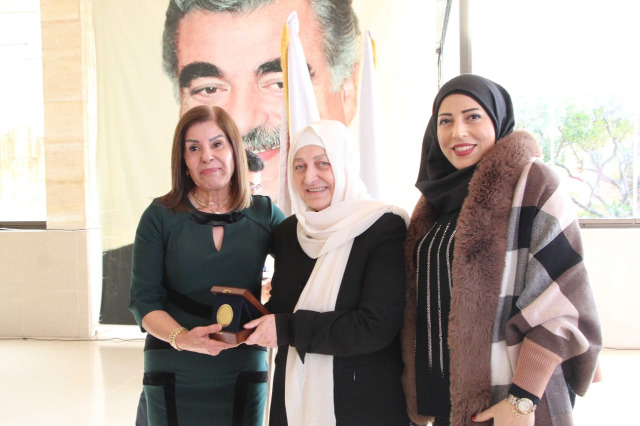 بهية الحريري تمنح "ميدالية مؤسسة الحريري للعطاء المستمر" لثلاث معلمات من "مدرسة صيدا المتوسطة المختلطة الرسمية"