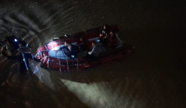 بالصورة - بعد فيضان نهر بيروت ... إنقاذ 17 شخصًا بواسطة الزوارق المطاطية!
