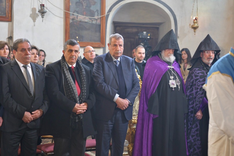 ممثلاً عن الرئيس عباس.. د. خوري يشارك في قداس عيد الميلاد والغطاس بحسب تقويم الكنيسة الأرمنية