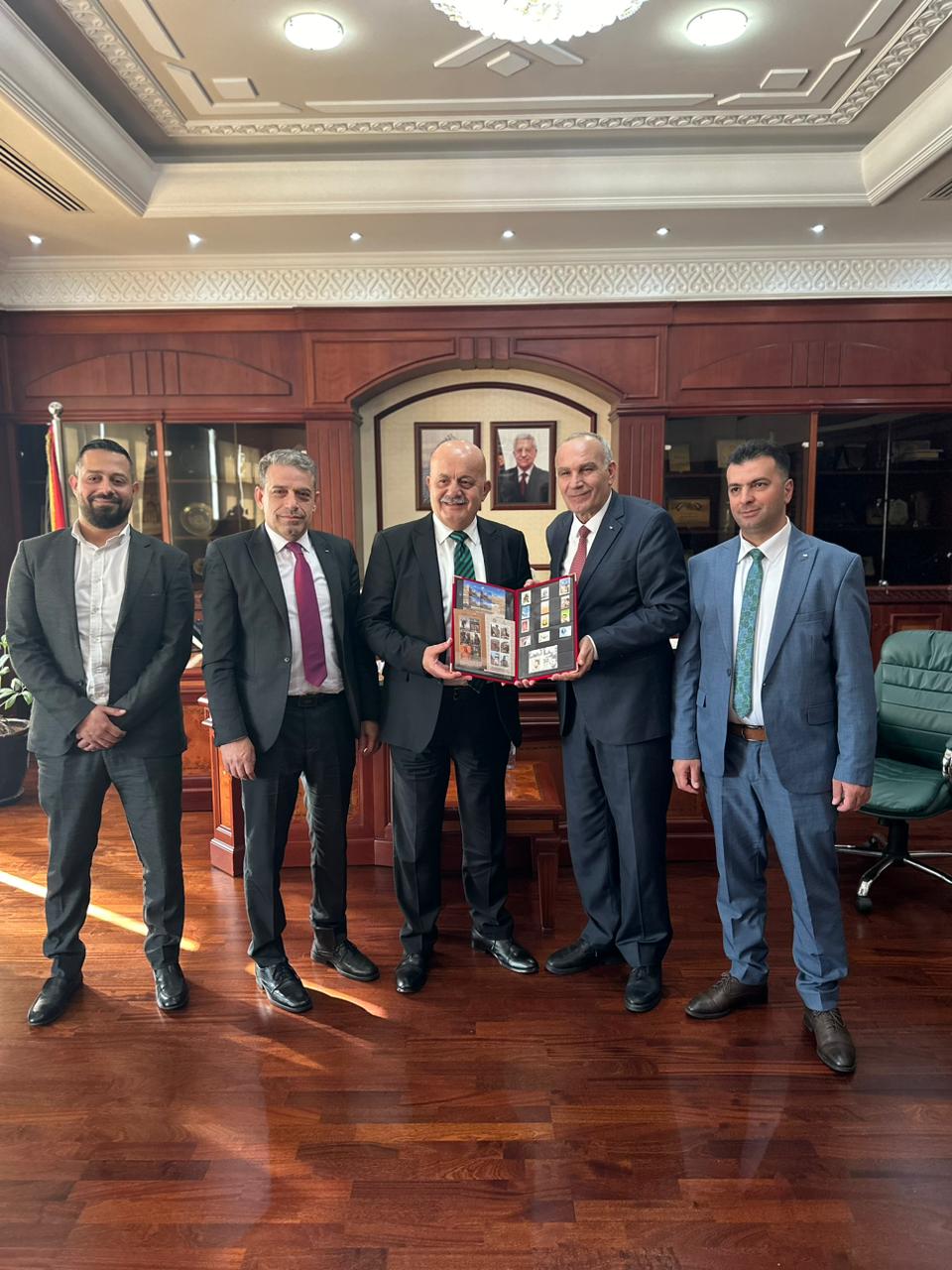 وزير الاتصالات الفلسطيني اسحاق سدر يزور سفارة دولة فلسطين في أبوظبي