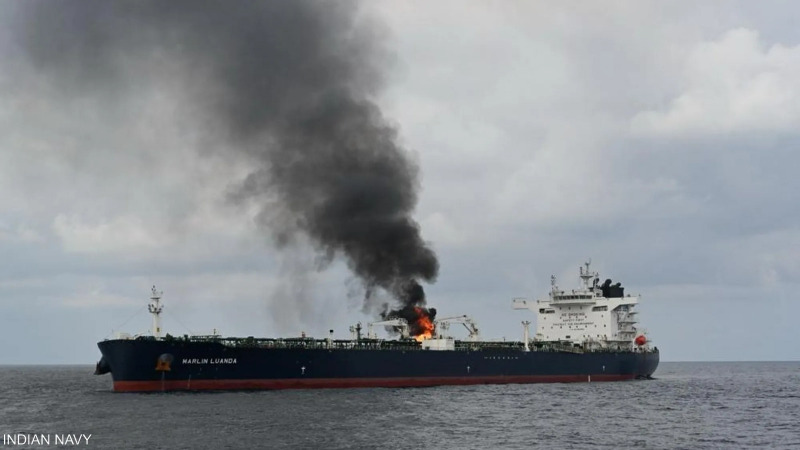 بالصور - النيران تشتعل بداخلها ... آثار الضرر الذي اصاب السفينة البريطانية عقب هجوم "الحوثيين"