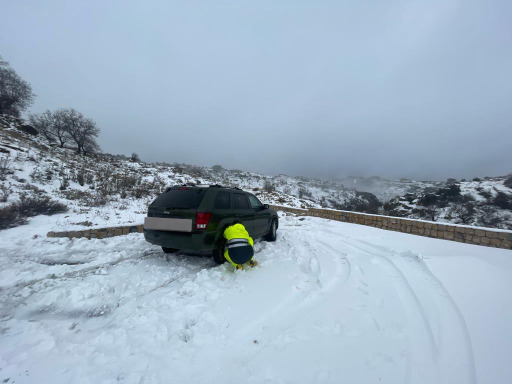 بالصور - انقاذ عائلة احتجزتها الثلوج داخل السيارة