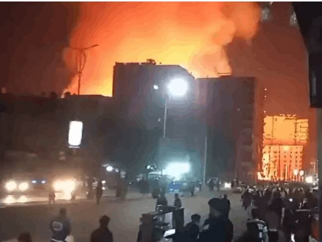 بالفيديو - حريق ضخم يلتهم استوديو الأهرام جنوبي القاهرة!