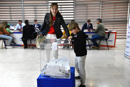 بالصورة - الروس في لبنان يشاركون في انتخابات بلادهم