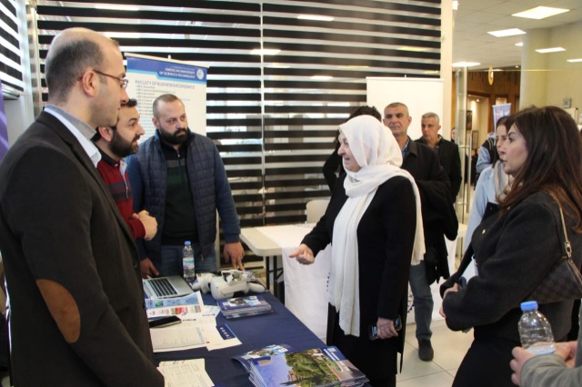 "معرض الجامعات" بتنظيم "روتاراكت واشبيلية" و"مؤسسة الحريري" أكثر من ألف طالب من 17 مدرسة يطلعون على اختصاصات 14 جامعة