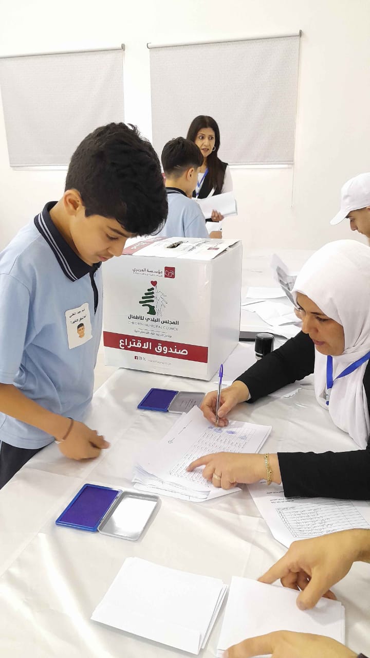 قطار انتخابات المجلس البلدي للأطفال في صيدا في محطته الثانية ومارون أبو كسم يشاركهم تجربته رئيساً قبل 20 سنة!