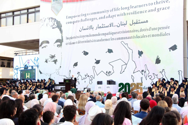 ثانوية رفيق الحريري تحتفل بتخريج الدفعة الـ36 من طلابها