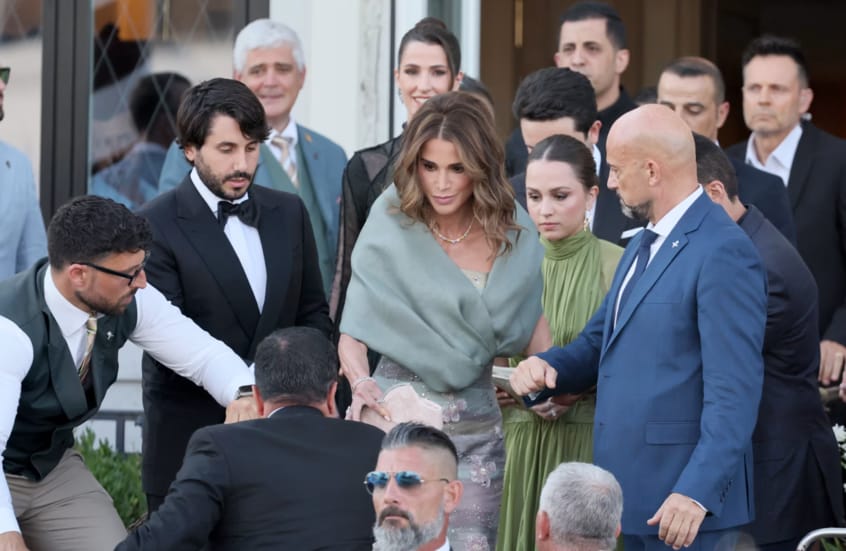 الملكة رانيا تتألق في حفل زفاف بيزوس وسانشيز في إيطاليا