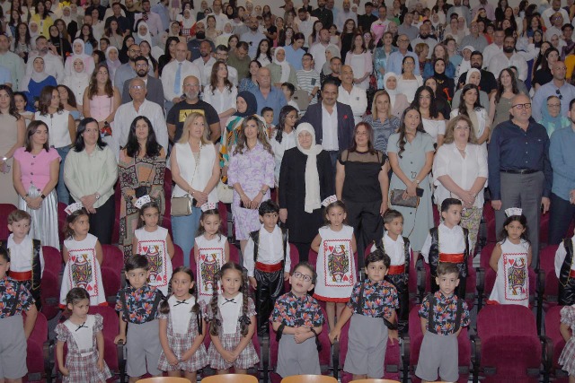 حفلَي تخرجهم في ثانوية رفيق الحريري: طلاب الخامس جسّدوا حق الأطفال بالعيش بسلام، وتلامذة الروضة الثالثة استعادوا زمن اللعب الجميل
