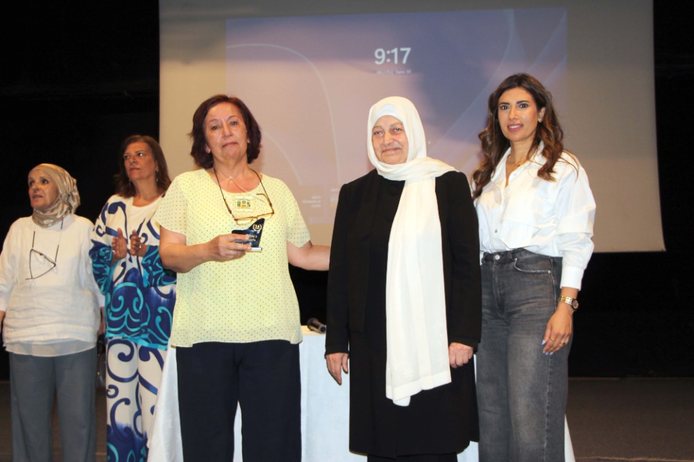 ثانوية رفيق الحريري تختتم عامها الدراسي بلقاء لمعلميها وتكريم المتقاعدين بهية الحريري: لبنان على عتبة نهوض جديد