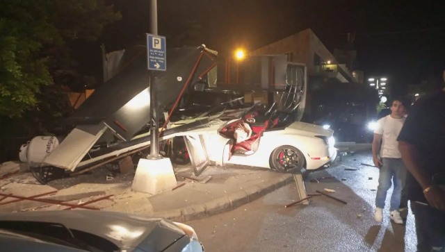 حادث سير خطير في البترون… سيارة فراري تصطدم بـ"كيوسك" على جانب الطريق!