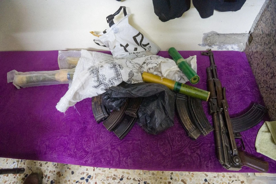جيش الاحتلال يعلن اعتقال تجّار أسلحة في جنوب سوريا ومصادرة وسائل قتالية