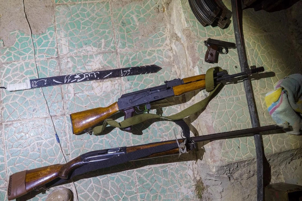جيش الاحتلال يعلن اعتقال تجّار أسلحة في جنوب سوريا ومصادرة وسائل قتالية