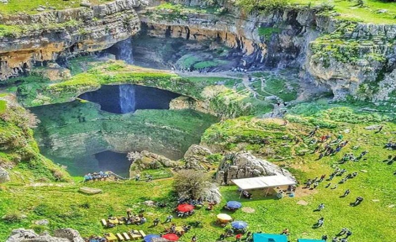 جولة خلّابة داخل "بالوع بلعا".. الشلال اللبناني الذي سبق أن صنّف من أكثر شلالات العالم سحراً