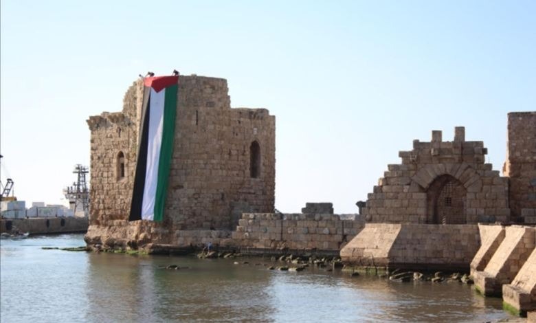 بالصور - إحراق العلم الإسرائيلي ورفع علم فلسطين فوق قلعة صيدا