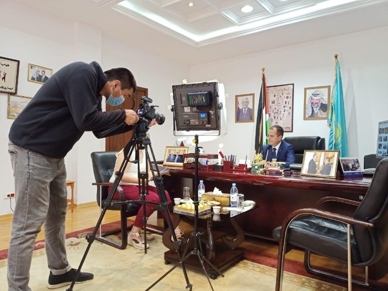 القناة السابعة الكازاخستانية تجري لقاءً مع سفير دولة فلسطين لدى كازاخستان د. أبو زيد حول العدوان الإسرائيلي ضد الشعب الفلسطيني