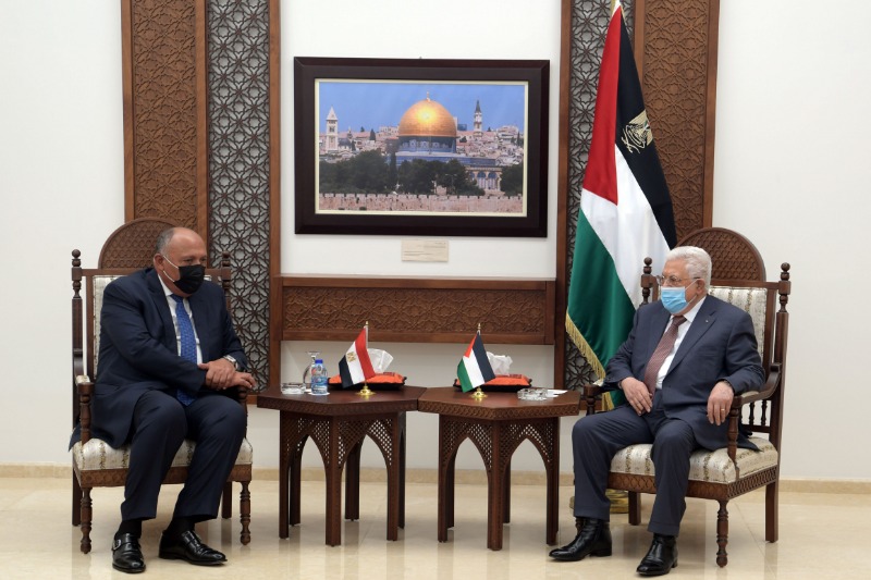 الرئيس عباس أثناء لقاء وزير الخارجية  المصري سامح شكري  اليوم في رام الله