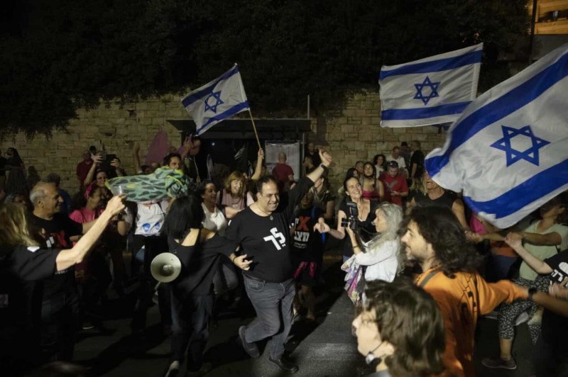 معارضو نتنياهو يحتفلون أمام منزله بإقصائه المرتقب من رئاسة الحكومة