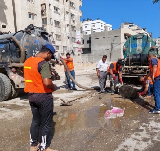 بلدية غزة تحذر من كوارث صحية وبيئية بسبب تأخر الإعمار
