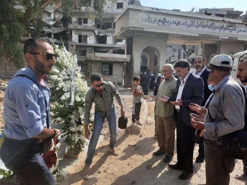 باسم الرئيس عباس: أكاليل من الزهور على أضرحة الشهداء في مخيم اليرموك