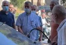 هاني قبيسي يقوم بتعبئة البنزين للمواطنين : لو إجا بيّي بدو يوقف بالصف