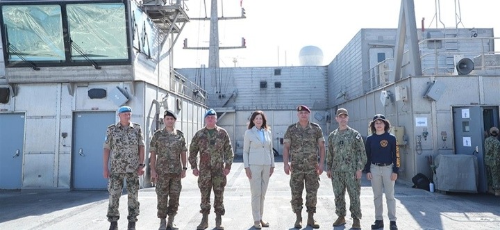 قائد الجيش يزور السفينة الأميركية في قاعدة بيروت البحرية..