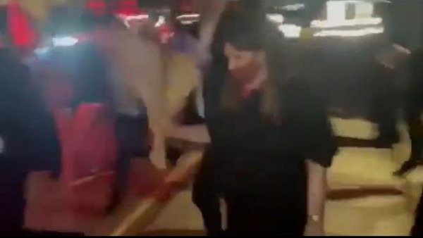 بالفيديو: هروب السفيرة الإسرائيلية في لندن من جامعة LSE بعد أن طردها طلاب مؤيّدون للقضية الفلسطينية
