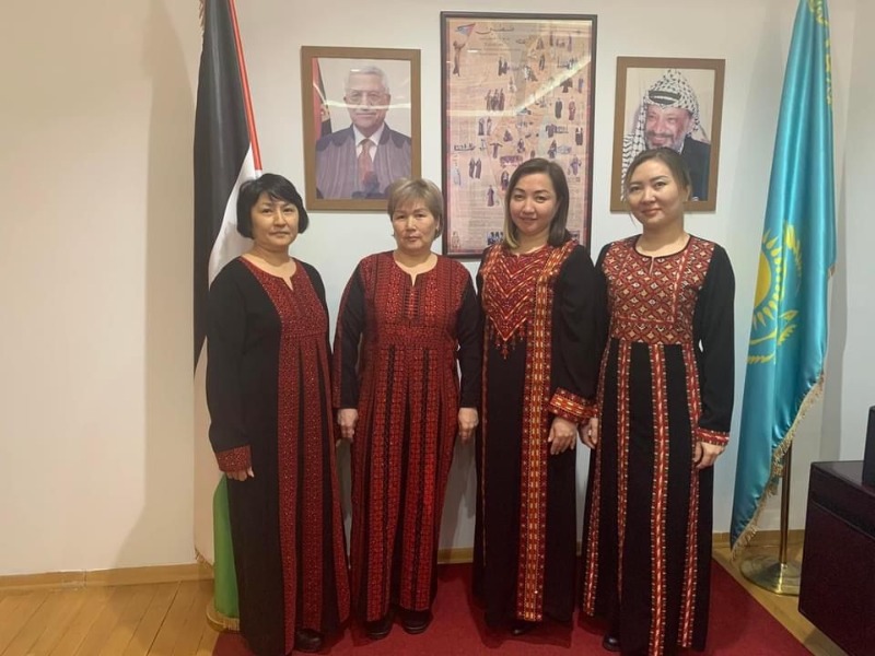 موظفات سفارة دولة فلسطين بجمهورية كازاخستان يرتدون الثوب الفلسطيني احتفاء بقرار اليونسكو