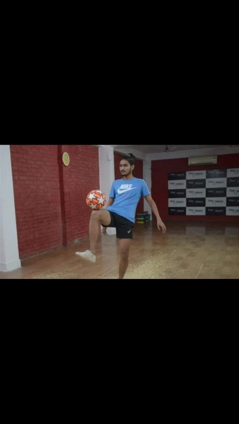 هندي يحطم الرقم القياسي بوضع الكرة على ركبته لأكثر من ٦ دقائق!