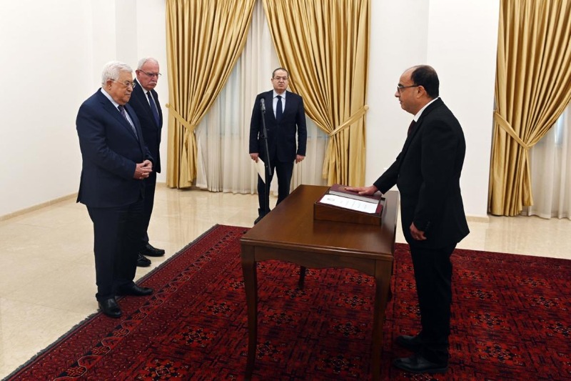 الشوملي يؤدي اليمين القانونية أمام الرئيس عباس سفيرا لدولة فلسطين لدى أنغولا
