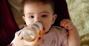 الأزمة ألقت ثقلها على الأطفال الرُّضع: استبدال الحليب بالماء والسكر!