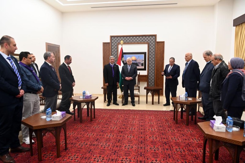 الرئيس  عباس.. يقلد الأمين العام للمنظمة الكشفية العربية وسام الثقافة والعلوم والفنون
