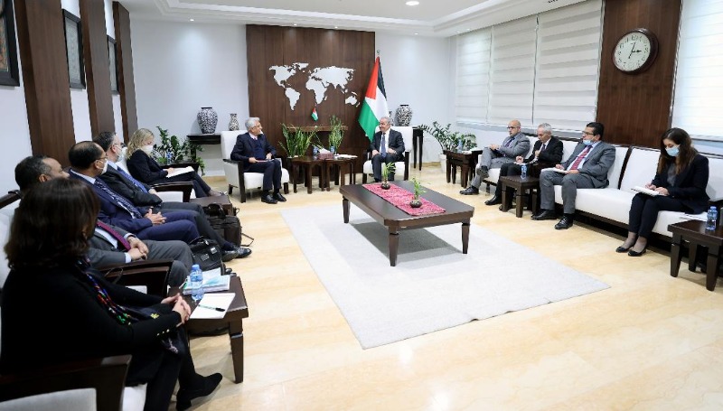 رئيس الوزراء اشتية يطالب بضغط دولي لوقف الاقتطاعات الإسرائيلية والإفراج عن الأموال المحتجزة
