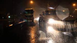 انقطاع بعض الطرقات في بلدة الخرايب وقرى الزهراني بسبب غزارة الامطار وانسداد المجاري