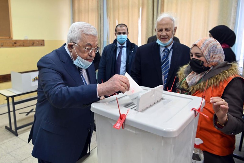 الرئيس عباس يدلي بصوته في الانتخابات المحلية: سعداء بممارسة الشعب الفلسطيني الديمقراطية