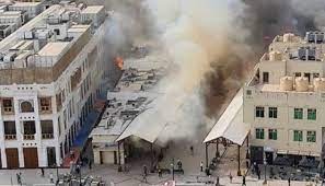 بالفيديو: مشاهد مروعة لحريق هائل في سوق المباركية الشهير بالكويت