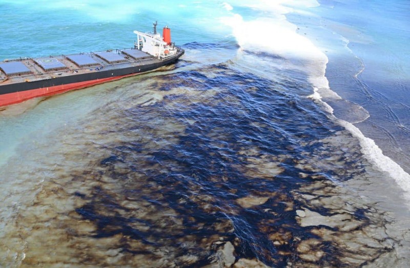غرق سفينة وقود قبالة تونس والسلطات تكثف جهودها لتفادي كارثة بيئية