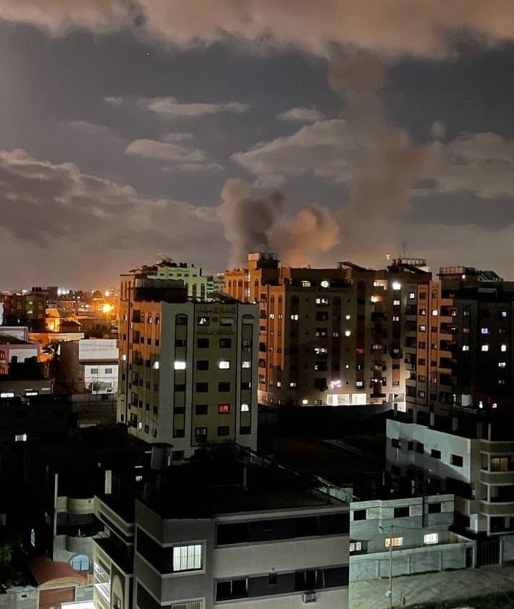 عاجل: تصاعد الدخان من موقع للمقـاومة الفلسطينية  جراء غارات شنتها طائرات الاحتلال الحربية وسط قطاع غزة