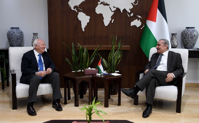 رئيس الوزراء اشتية يبحث مع موراتينوس آخر التطورات ومستجدات الأوضاع في فلسطين