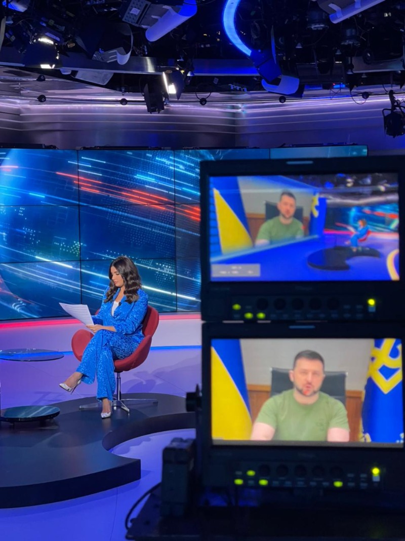الرئيس الأوكراني فولوديمير زيلينسكي في اطلالة خاصة وحصرية عبر قناة "العربية" مع الاعلامية ليال الاختيار