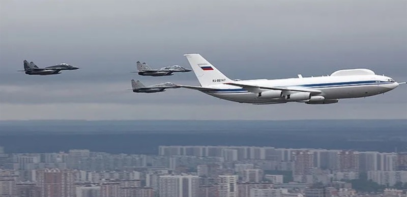 "طائرة يوم القيامة" في سماء موسكو... رسائل نووية جديدة من بوتين لـ"الناتو"؟