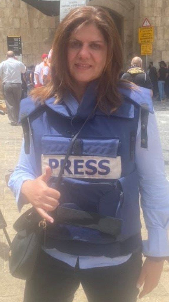 استشهاد الصحافية شيرين ابو عاقلة بعد اصابتها بنيران الاحتلال في مخيم جنين.. من هي شيرين!!