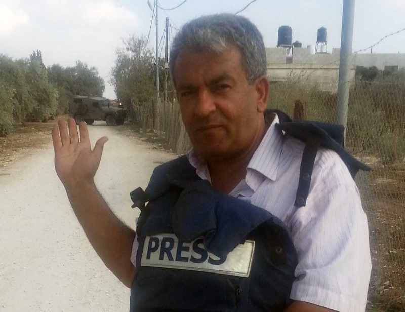 إصابة الصحفي الفلسطيني علي السمودي برصاصة في الظهر